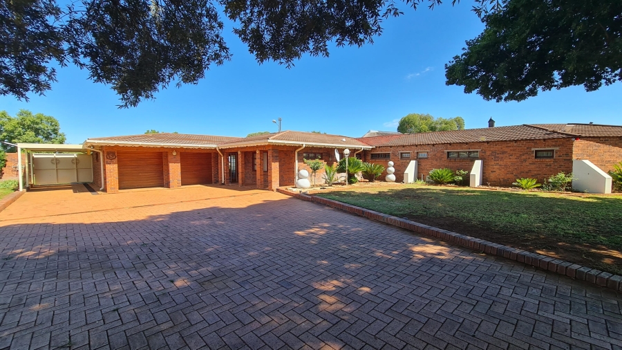 6 Bedroom Property for Sale in Bainsvlei Free State